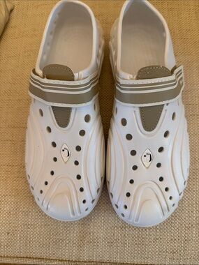 NWOT Hounds Women’s Size 9/10 White and Taupe Water-Resistant Clog